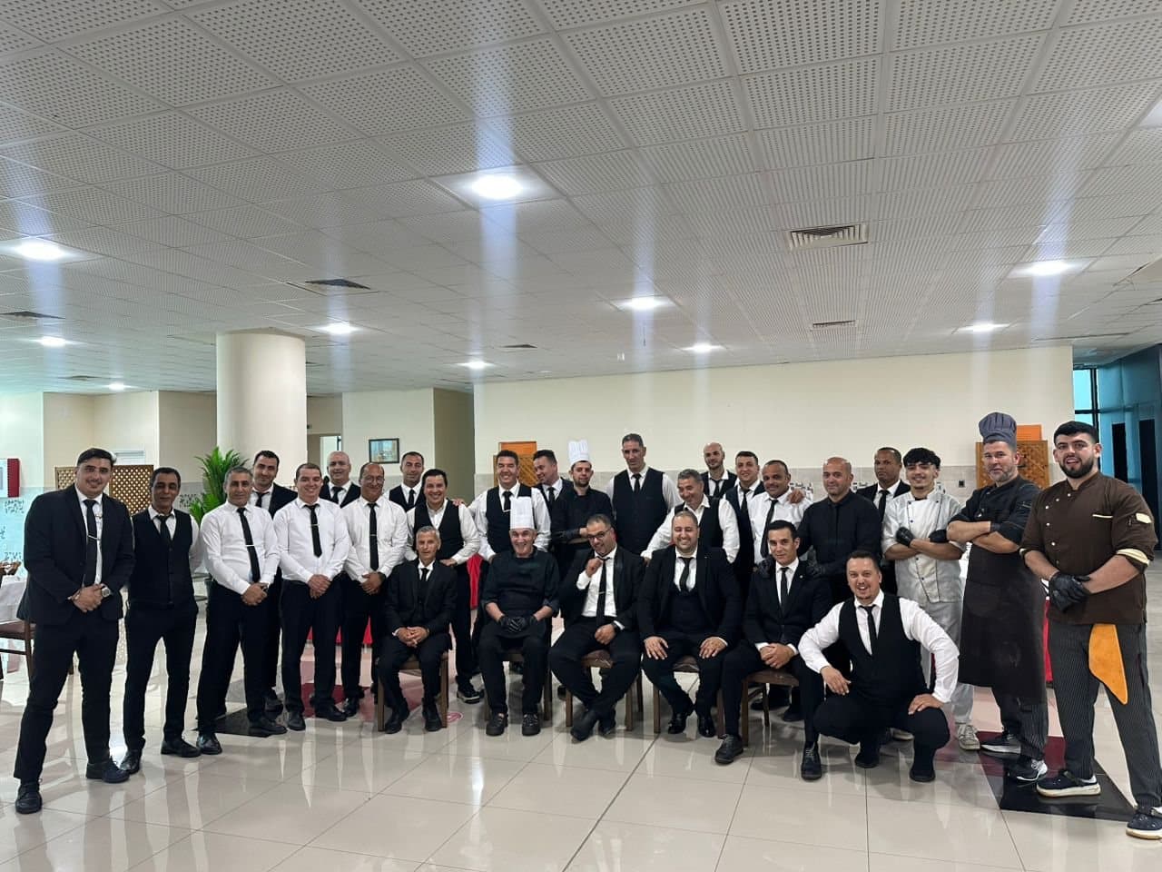 L'équipe de service de Dar Lahbab réunie en tenue, avec les chefs de cuisine.
