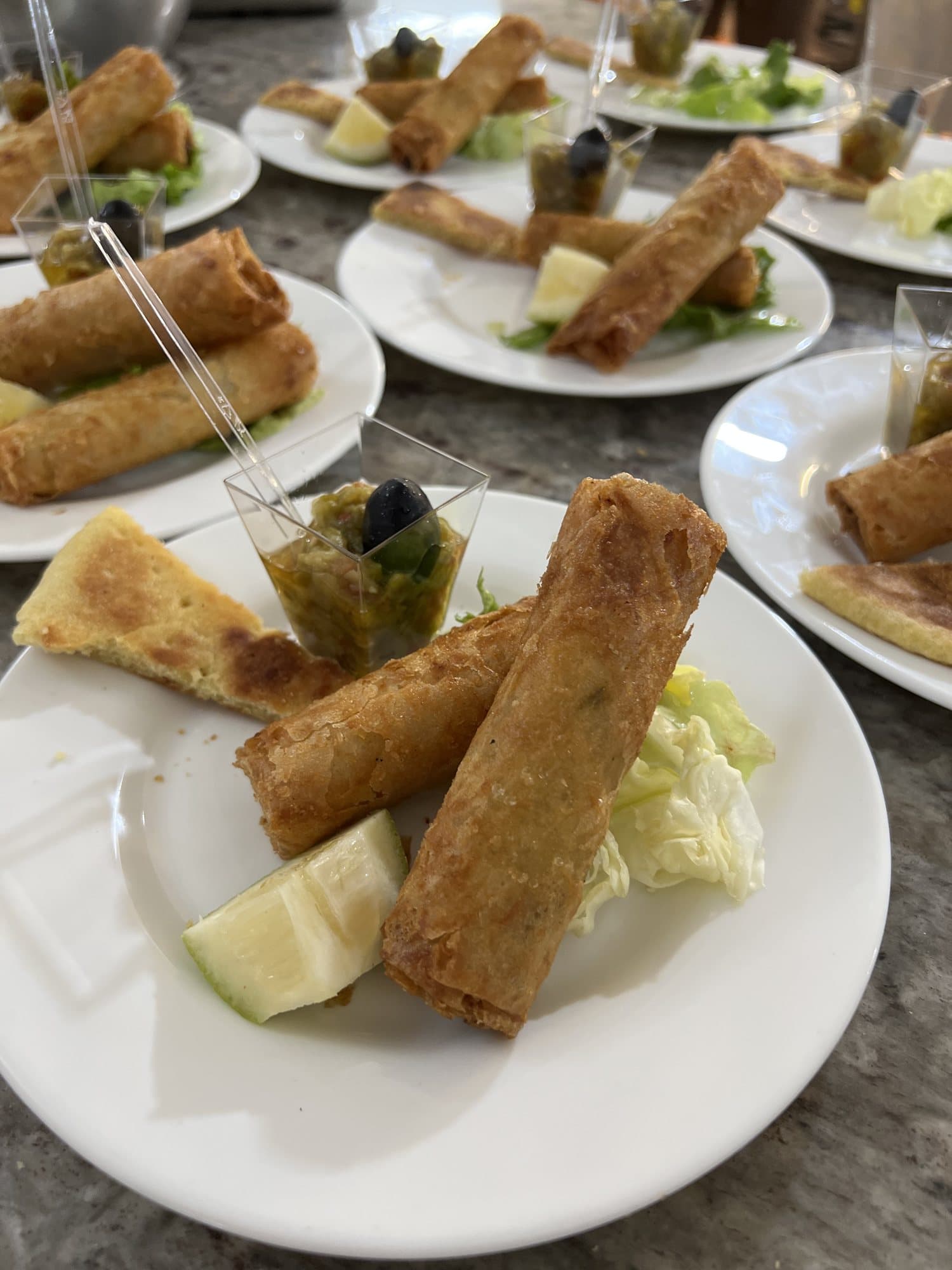 Des assiettes d'entrées : bourek, msemen et verrine de salade.