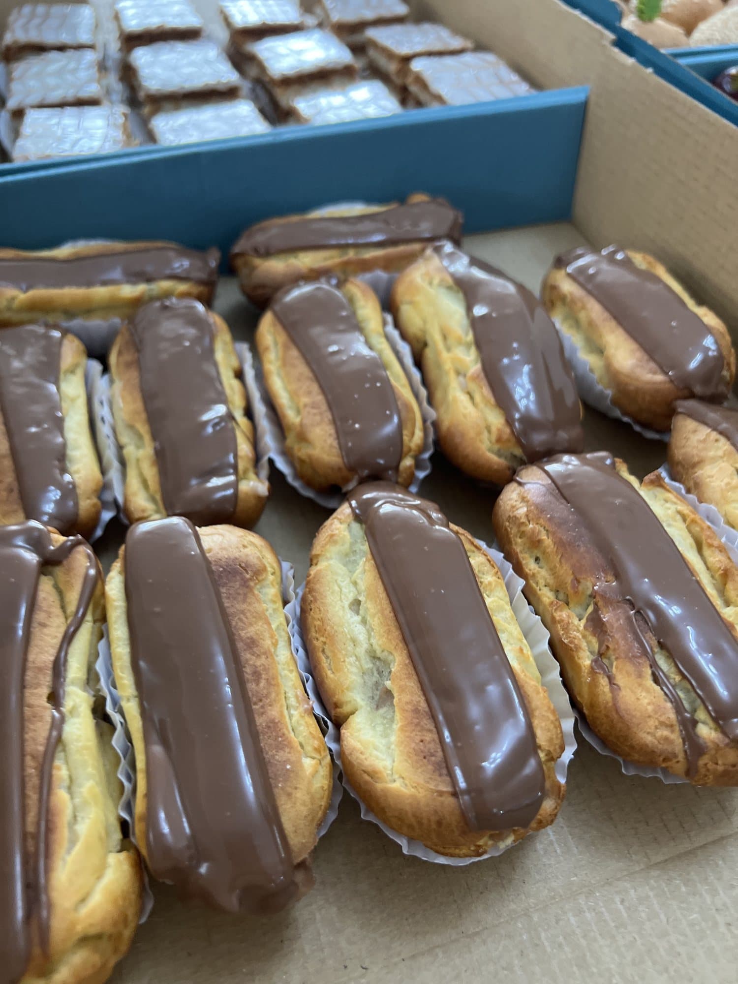 Des éclairs au chocolat rangés en boîte.