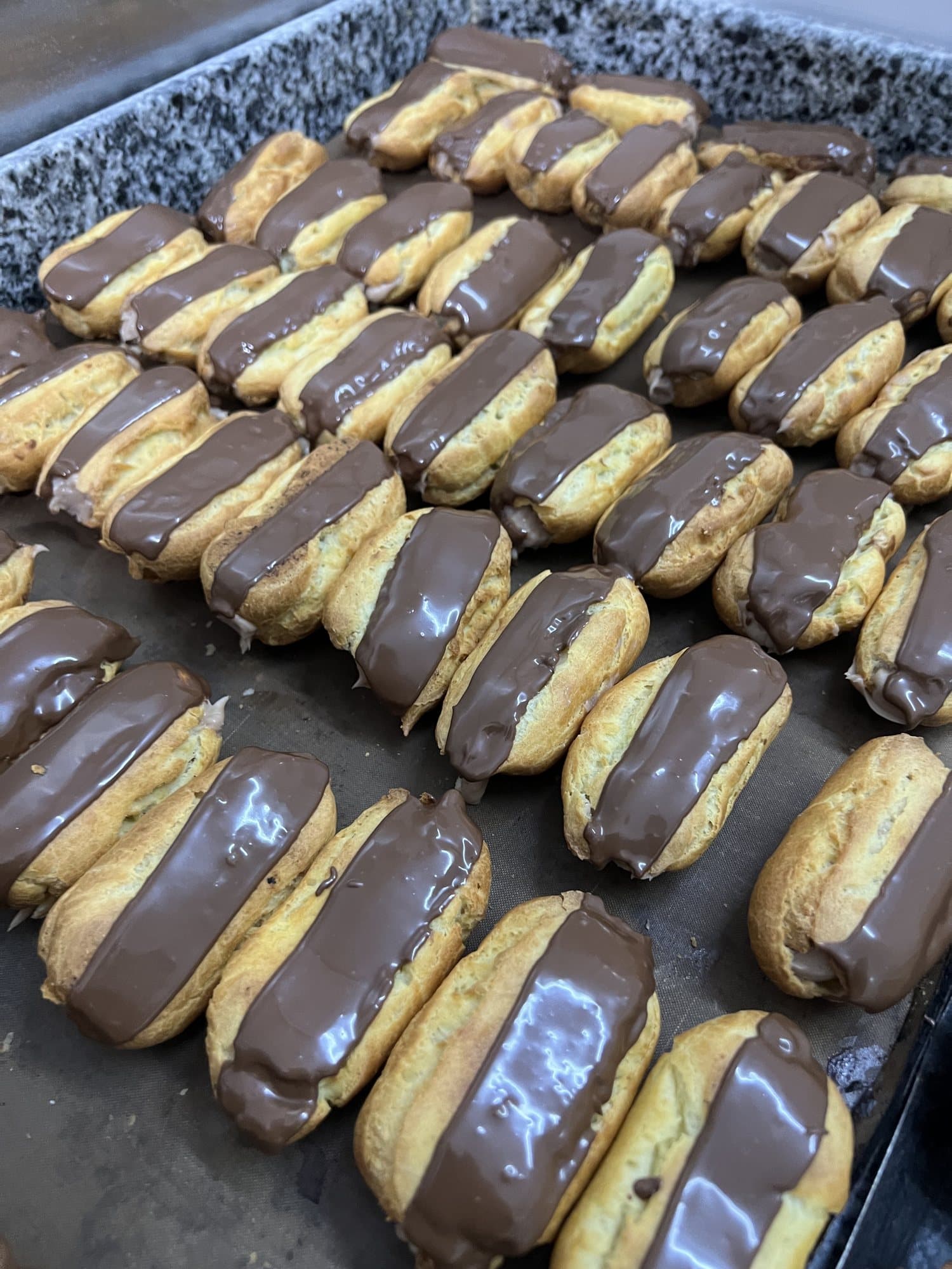 Un plateau d'éclairs au chocolat.