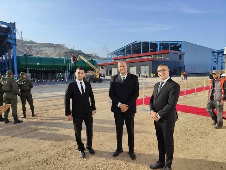 Trois membres de l'équipe en costume sur le site d'un événement en extérieur.
