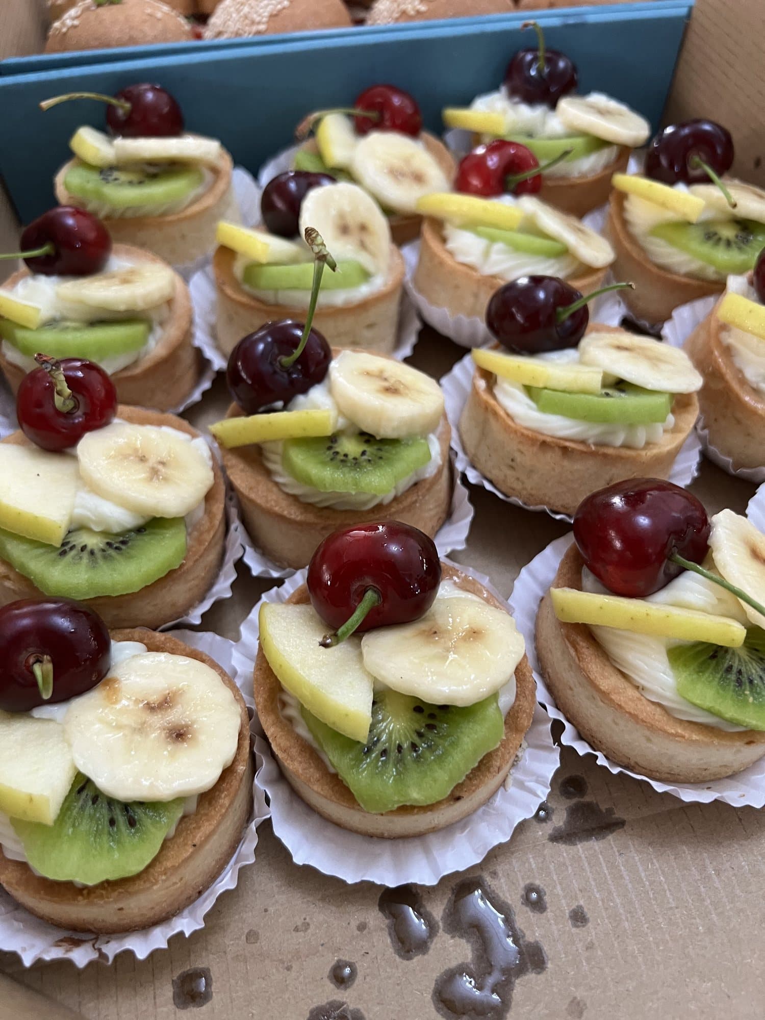 Des tartelettes aux fruits frais : cerise, kiwi, banane et ananas.